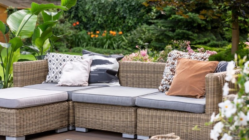 How to Add Bird-Friendly Features to Your Outdoor Living Area