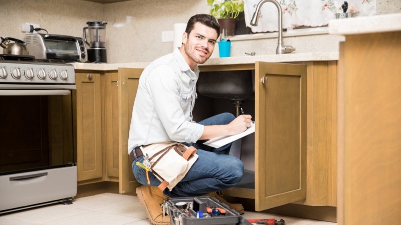 How Hiring a Professional Plumber in Anaheim Resolves Stressful Plumbing Emergencies
